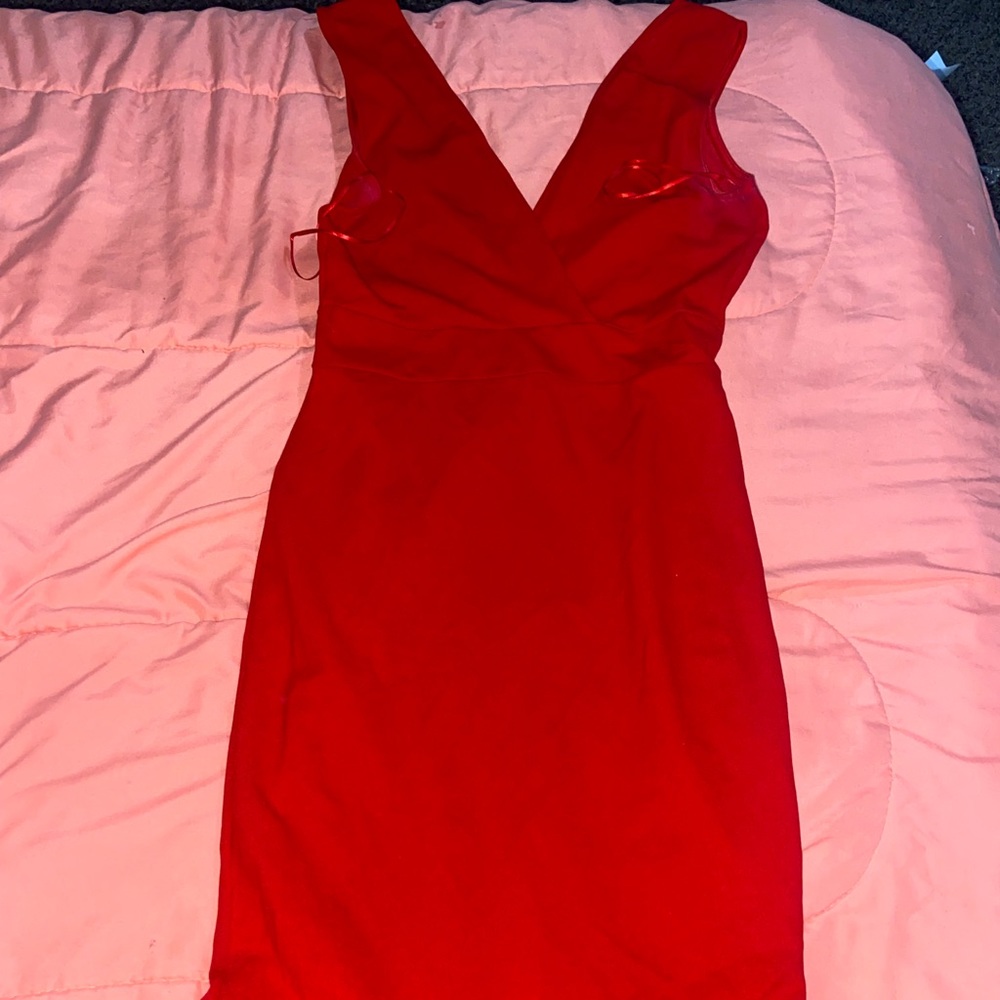Red dress - Picture 3 of 4